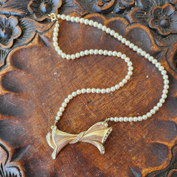 Vintage 1940s Bow Rhinestone and Pearl Necklace - Picture 1 of 8